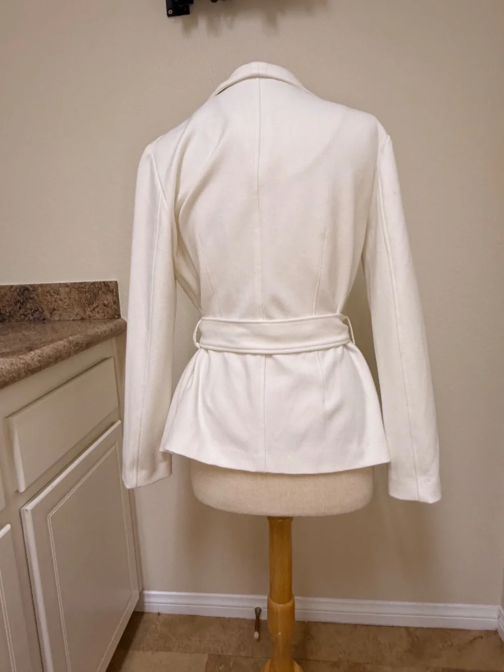 Elegant White Belted Coat Women Dbl Breasted Collars Cache Contour Collection Lg